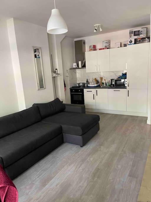 روتردام Private Double Bed Room Only With Balcony In Apartment المظهر الخارجي الصورة