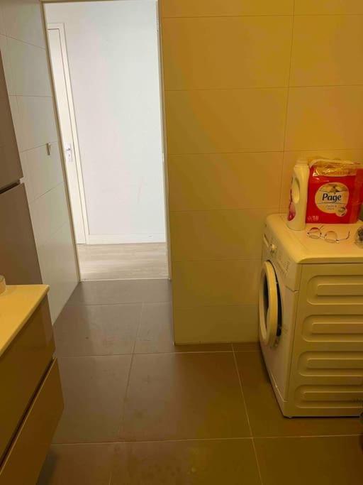 روتردام Private Double Bed Room Only With Balcony In Apartment المظهر الخارجي الصورة