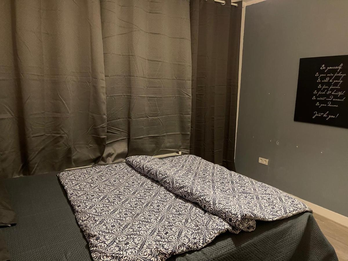 روتردام Private Double Bed Room Only With Balcony In Apartment المظهر الخارجي الصورة